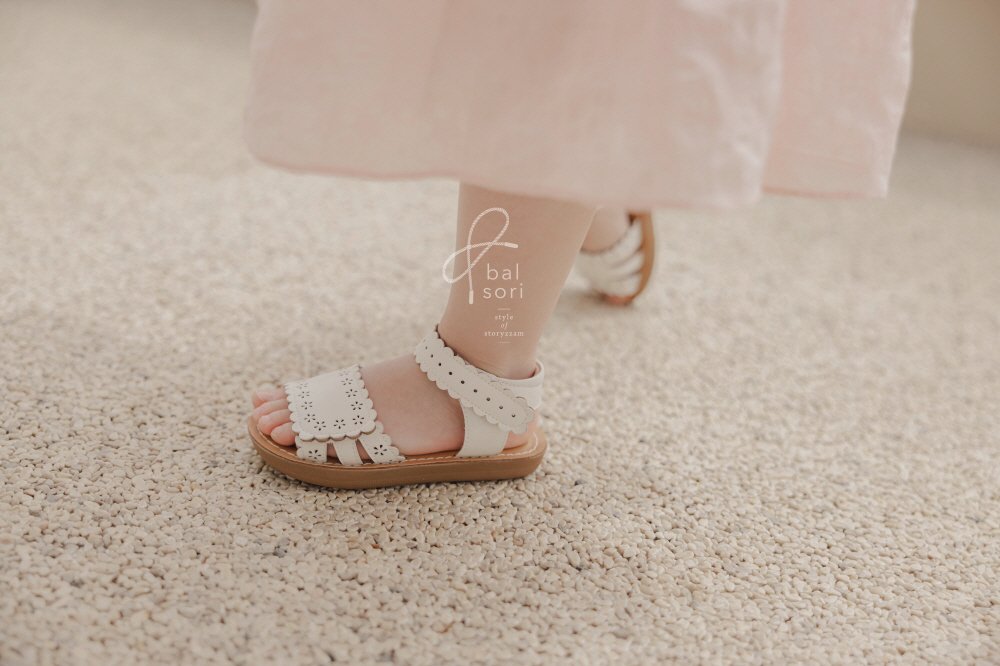 Y817 Lilia Sandals Korean toddler shoes in white made in Korea